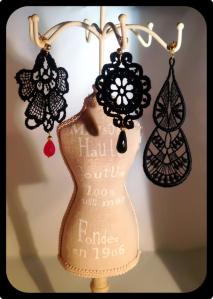 Know comparative sizes...from left to right length 7.5 cm, 7 cm and 11 cm (including stone) standing on a 30 cm high bustier