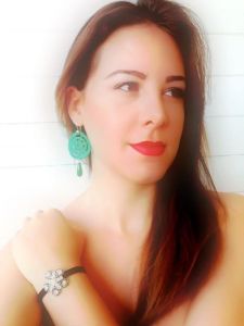 Perfect combination: Emerald green hand-made crochet earrings with Vintage button lycra bracelet
