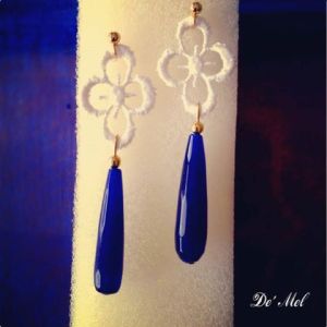 Fleur de lis Venetian lace in pearl white with tear drop shape opaque sapphire and gold hardware