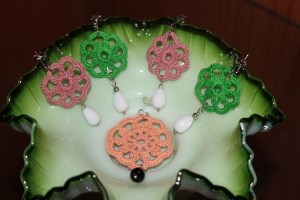 De' Mel goes crochet! medium round shape hand-made crochet earrings with white and black agate (semi-precious stone) and silver hardware 