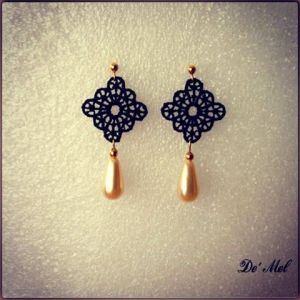 Small black Rhombus Venetian lace earrings with synthetic drop shape pearl and gold hardware