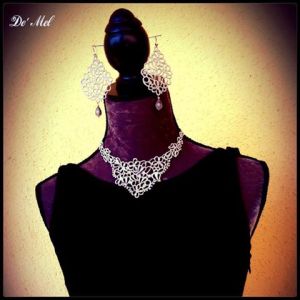 Dress up with De'Mel platinum color princess set. Earrings with 925 sterling silver and  grey quartz. Necklace with 925 sterling silver closing chain.