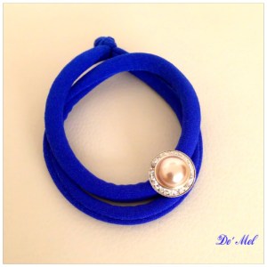 De' Mel Lycra bracelet in cobalt blue with vintage pearl and Swarovski button